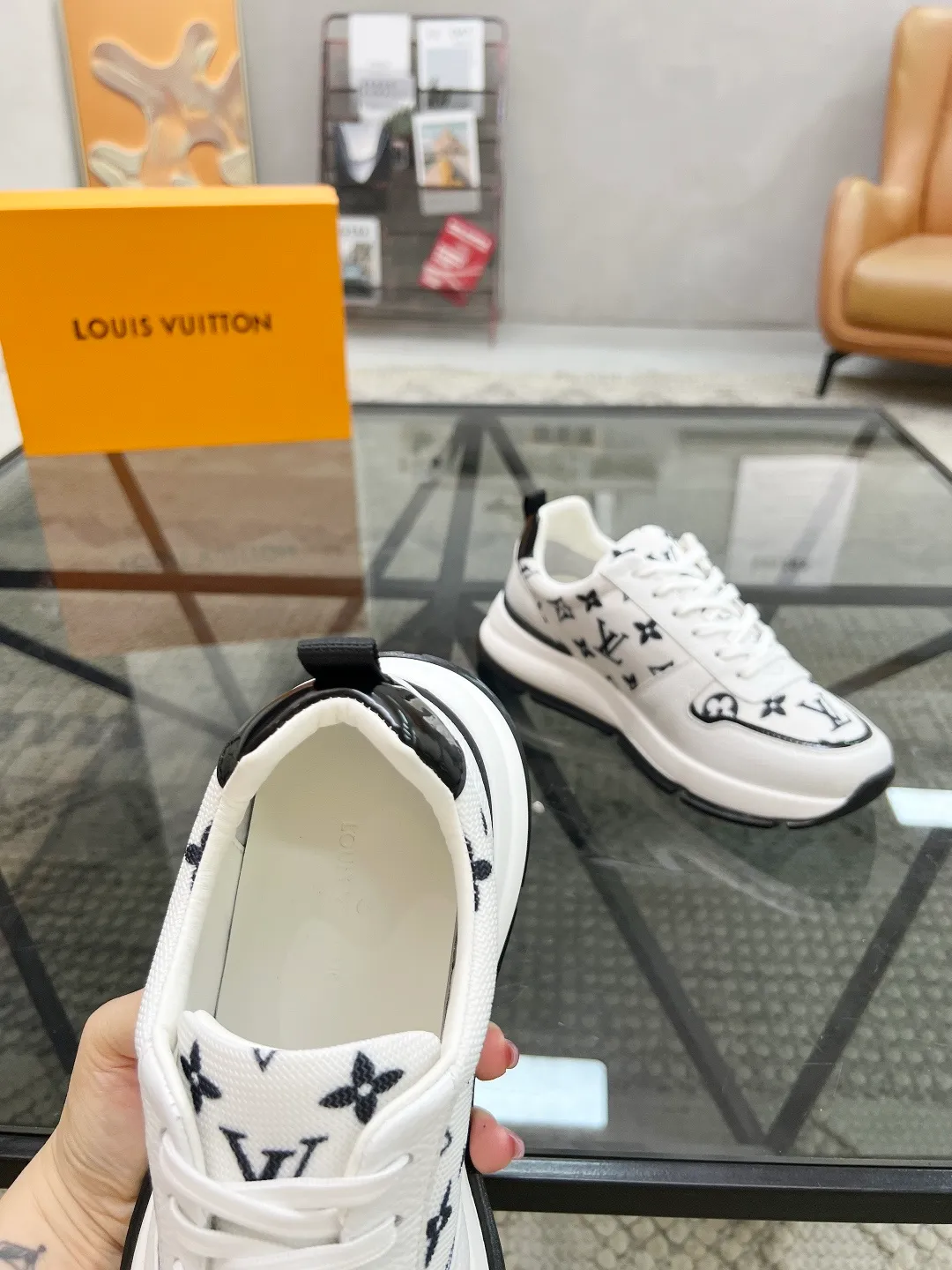 Factory price: 480💰LV🔍Top purchasing agent🇮🇹 Lu Street God's new sports shoes are coming and are available at counters simultaneously. Original factory configuration, original cowhide imported from Italy with mesh fabric, high-quality printing and splicing complex process, sports trendy person, imported water-dyed cowhide lining, sole: Wang Yuan factory specially provides the original sole, super comfortable, original factory follow-up goods 🔍🔍High quality, you can enter and leave the counter at will, welcome to compare and synchronize with the counter, code number 38-44, customized 45